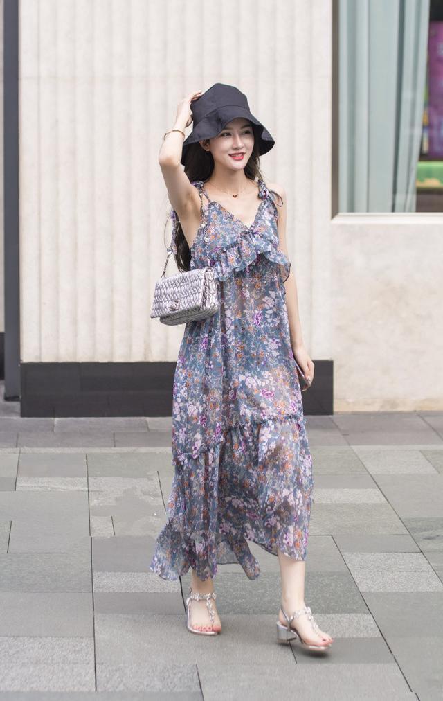 五官精致的小姐姐穿热裤,彰显青春与活力,筷子腿迷人