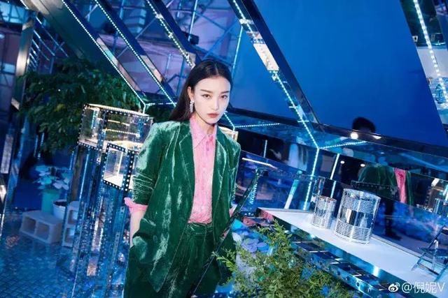 有人惊艳、有人油光满面，这两场时尚活动，精修未修对比明显！