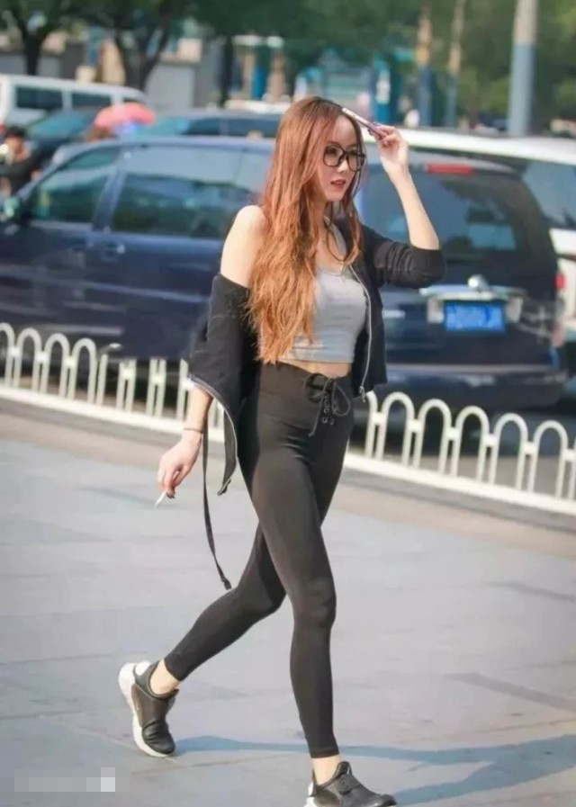 俏皮小女神紧身裤绷出丰腴的身材，下滑的上衣露雪白香肩