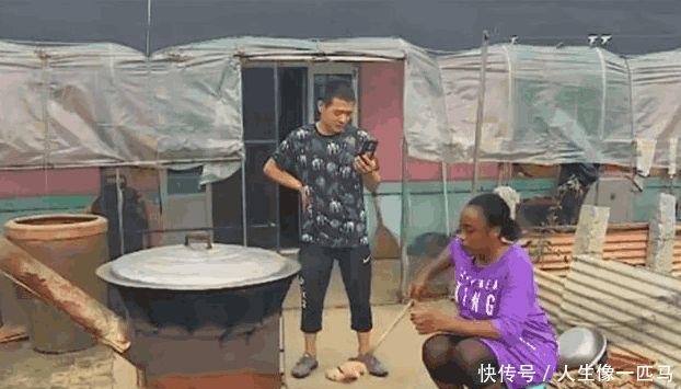 90后非洲女孩嫁给中国农村光棍，宝宝挺可爱，靠直播赚钱买奶粉