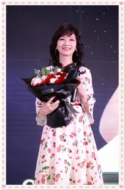 赵雅芝太牛了!64岁穿樱桃裙撞上范冰冰都没输，网友:嫩到飞起!