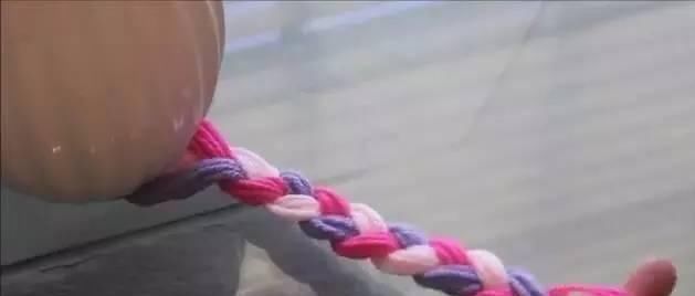  棒针@不用棒针钩针!用手也能编出时尚的手拿包,好精巧