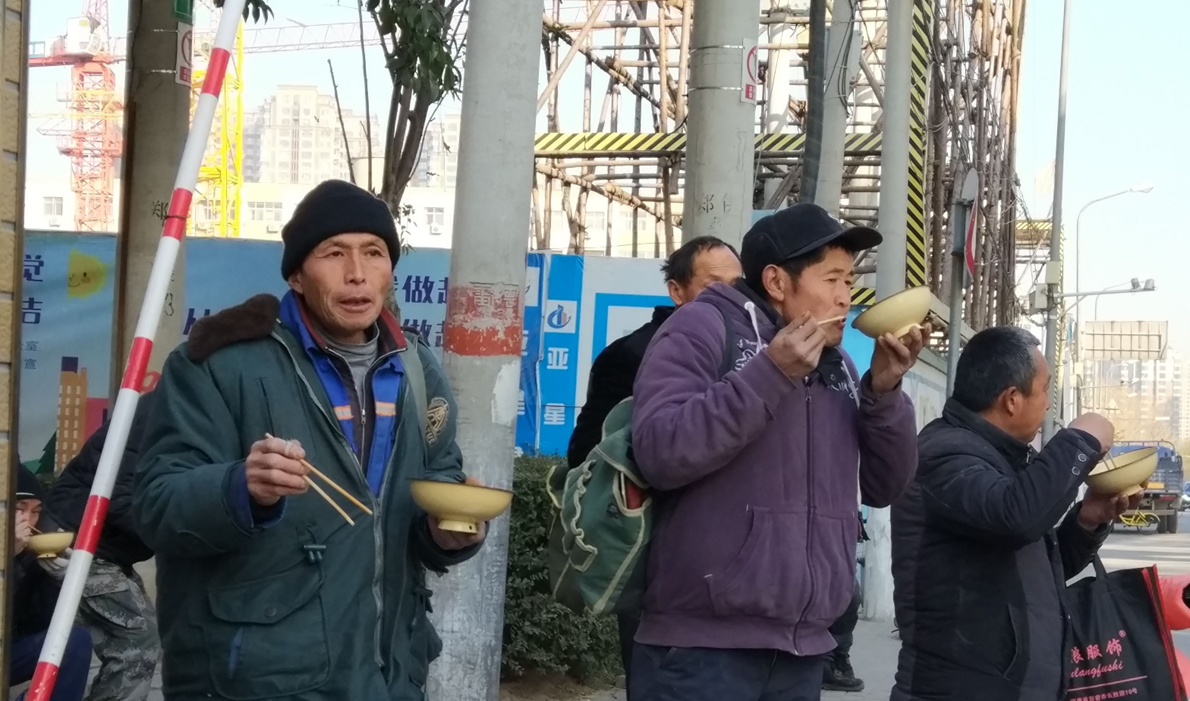  「摩托车」天寒地冻，农民工骑摩托回家，专家不解，面包车又不