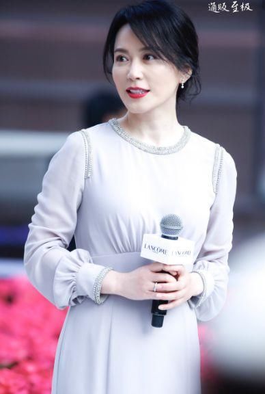 「得非常的好看」48岁杨钰莹遇上49岁俞飞鸿，才知道真嫩和装嫩的差距有多大！
