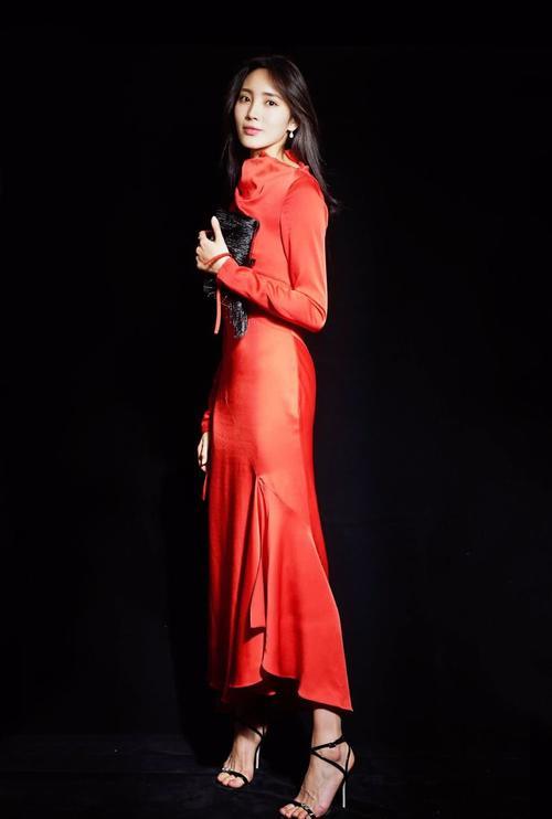 王紫璇花衬衫配白阔腿裤气场2米，大长腿吸睛，刘雯都要压不住了