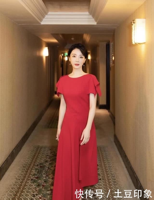  「更是能够」陈数气场开挂，长款风衣搭白色衬衫走机场走起来自带风，魅力十足