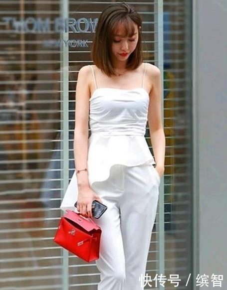 俏丽|街拍:俏丽的靓颜美女,身穿露肩长裙,笑容甜美可爱