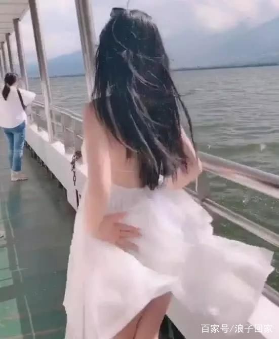 小姐姐穿短裙跳热舞，风来的瞬间毫不介意，网友秒按暂停键！