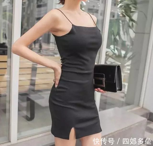 街拍：小姐姐逛累了坐路边不肯走，网友：我想从你身边走过!