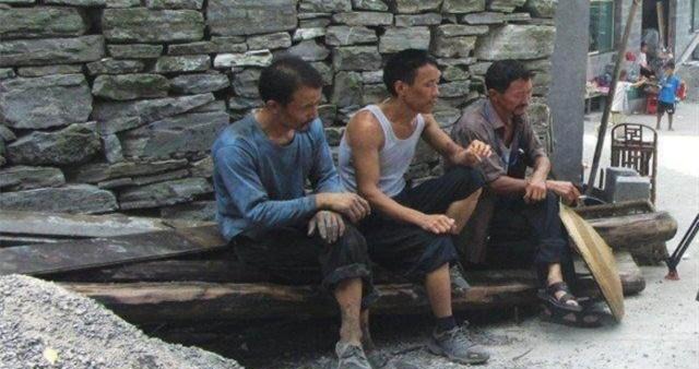 随着中国男女比例的失衡，农村的光棍变多，应该如何是好呢？