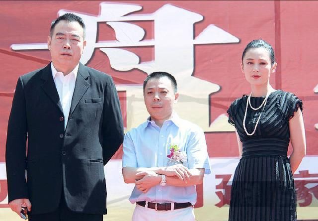  『陈红才』陈红才是最美人家富贵花，珍珠链配条纹黑裙，天然的头额骨美翻了