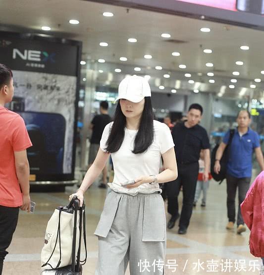 王艳素颜现机场,穿开叉阔腿裤潮范十足,可依旧没能扛住岁月啊!