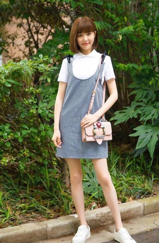 唐嫣白衬衫搭背带裙清新阳光，剪了短发的她活脱脱的十八岁!