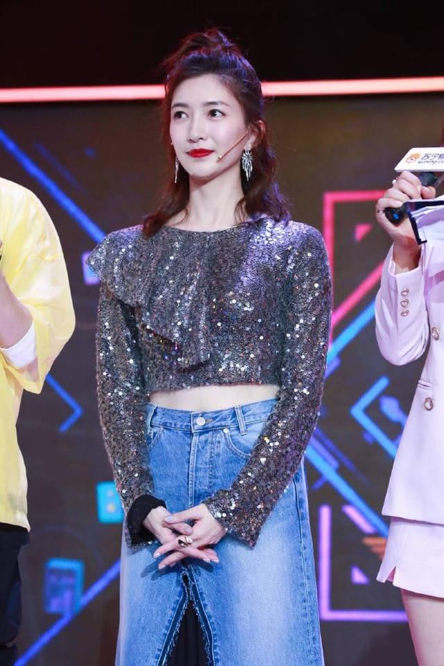 江疏影把牛仔裙中间剪开，内还穿一件黑色长裙，网友：真多余！