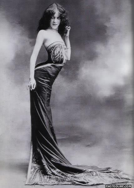 为了追求美,欧洲女人要忍受比裹脚更痛苦的“酷刑”