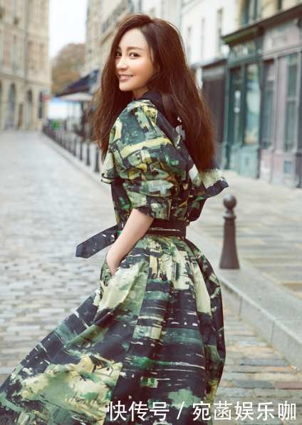 如今的姚笛越来越漂亮了，穿着时尚优雅又迷人，网友：太美了！