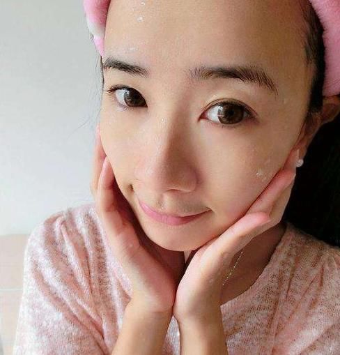  「脸上」为啥你刚洗完脸特别“白”，没10分钟就变暗沉？原因其实都怪它