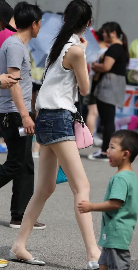 素颜小姐姐穿超短裤秀出白皙修长美腿，是“腿精”吗