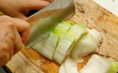 水里■有拯救卷心菜的技巧!用这个保持新鲜和甜味,并锁在水里!