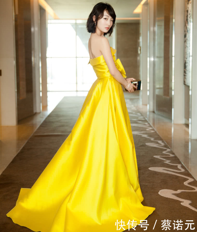 周冬雨不可能有88斤！这裙子我只能套进大腿，她穿着空空