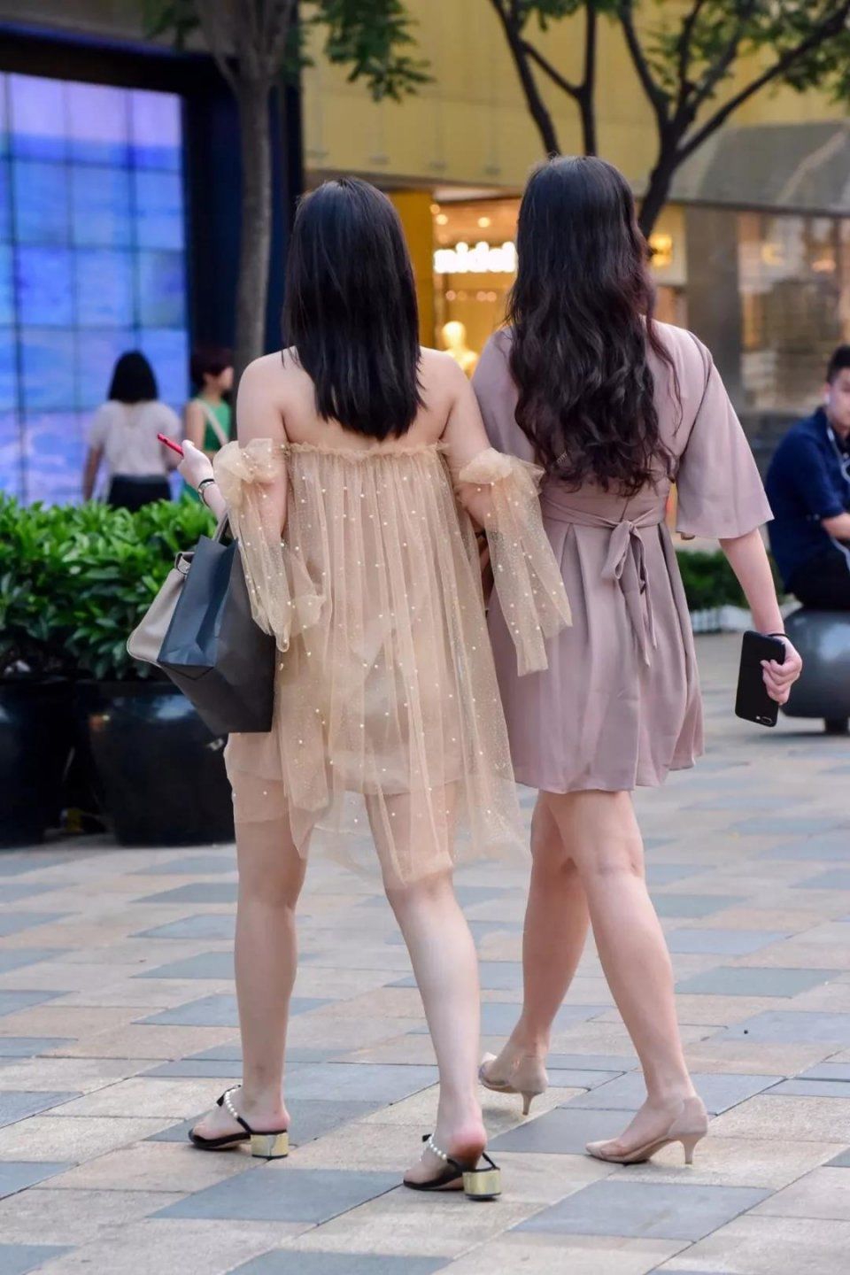 街拍：在街头体态风韵温柔性感的美女