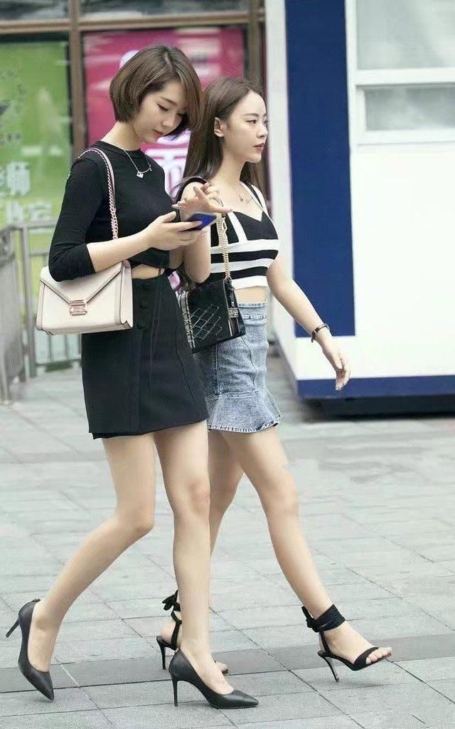 街拍:邻家小姐姐热裤长腿，看了让人流连忘返