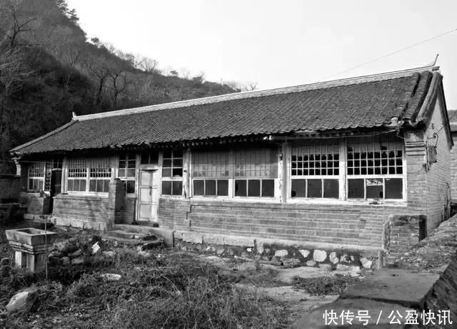  【过上】“北漂”老外爆改长城下100㎡破败农民房，一家四口过上