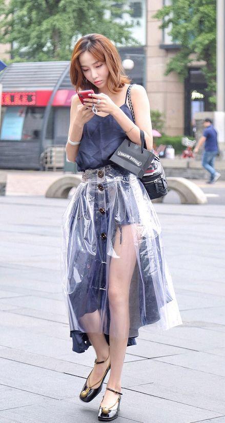 街拍：美女穿裹胸上街，裸露小蛮腰，大叔五米开外还在回头看