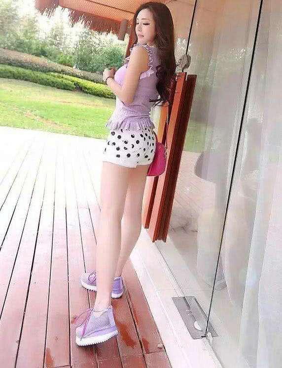 紧身裤在视觉上拉长身材，显高又显瘦释放强大气场