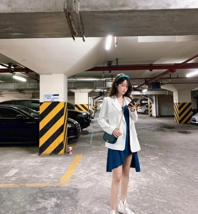  『清爽』春夏季如何穿才雅致显贵，雾霾蓝同类色穿衣搭配清爽舒服，还给你高档次