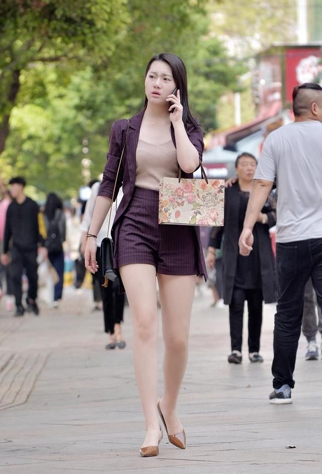 街拍：小姐姐身材凹凸有致丰满有型，展现苗条小蛮腰！