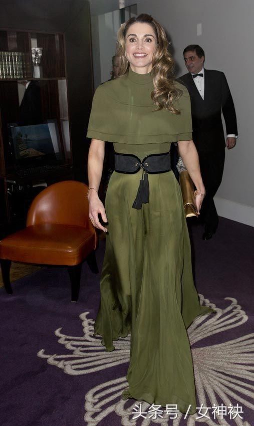跟王室学职场着装，最美王后拉尼娅的时尚进化