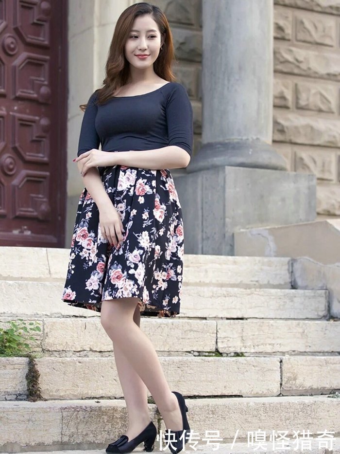 街拍：女生身材不错，演绎成熟唯美的碎花穿搭，让人大饱眼福