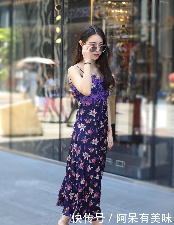  『碎花』街拍：碎花连衣裙小姐姐，皮肤白皙温婉迷人