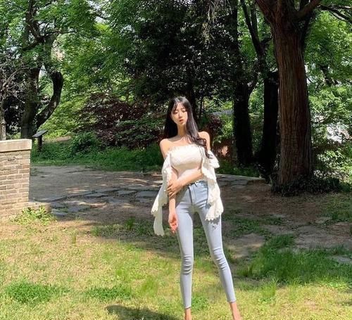 「尽显」穿牛仔裤的女人,美腿修长迷人,清新脱俗尽显女人味