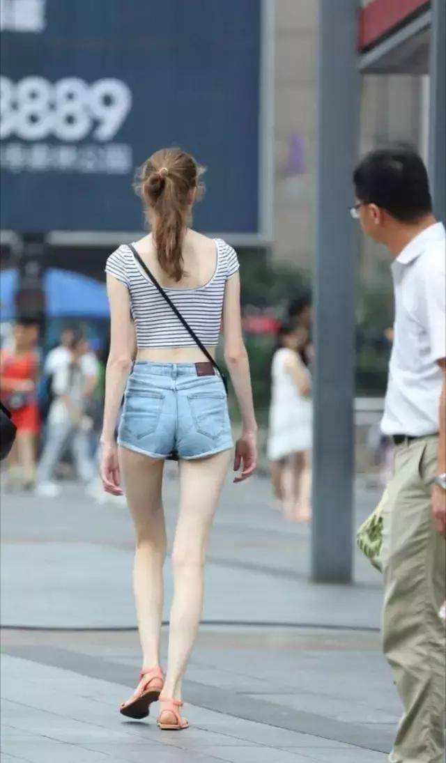 路人街拍 热裤越来越短, 小姐姐敢再短一点吗?