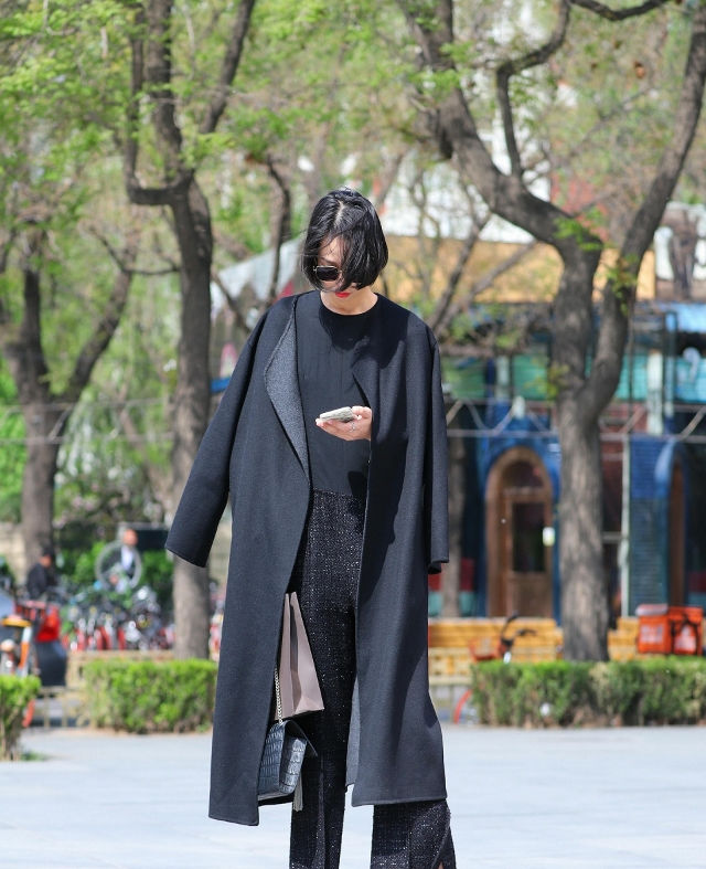  [热裤]路人街拍:精心搭配的热裤美女,散发出甜美气息