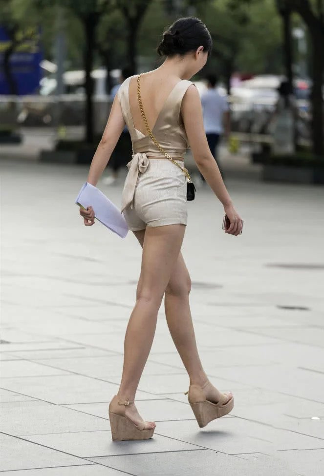 邻家小姐姐火辣身材瘦成一道闪电，齐刘海总是让人看起来比较小，