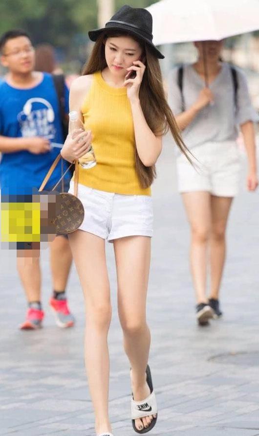 街拍：小姐姐穿白色热裤曼妙身姿值得一看，非常随意休闲的打扮