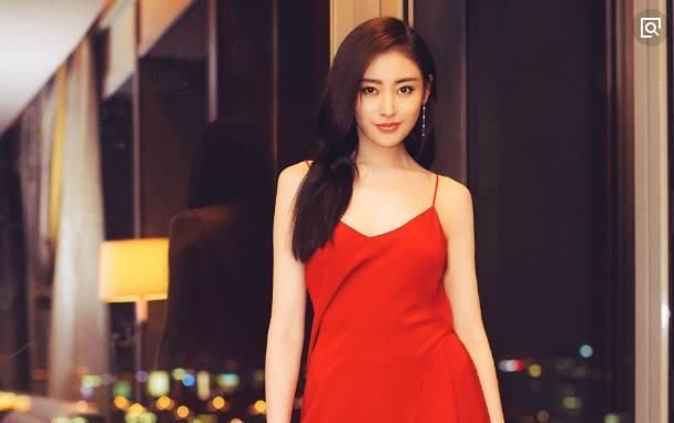 张天爱这“腿精”真不白叫！不管多难驾驭的OL装到她身上都那么美