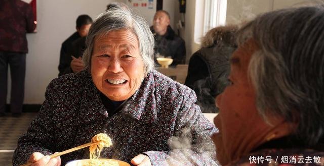 [养老金]农民老了后该不该领退休金网友给出三点理由，农民给你