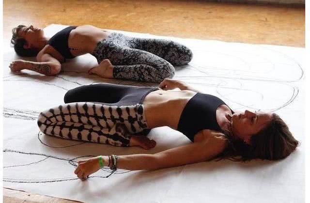 两个优雅瑜伽动作，让你在优雅的练习中身材更加婀娜!