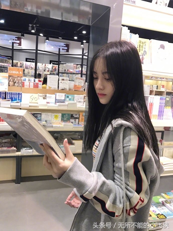 鞠婧祎运动装逛书店，网友:女神大大真好看