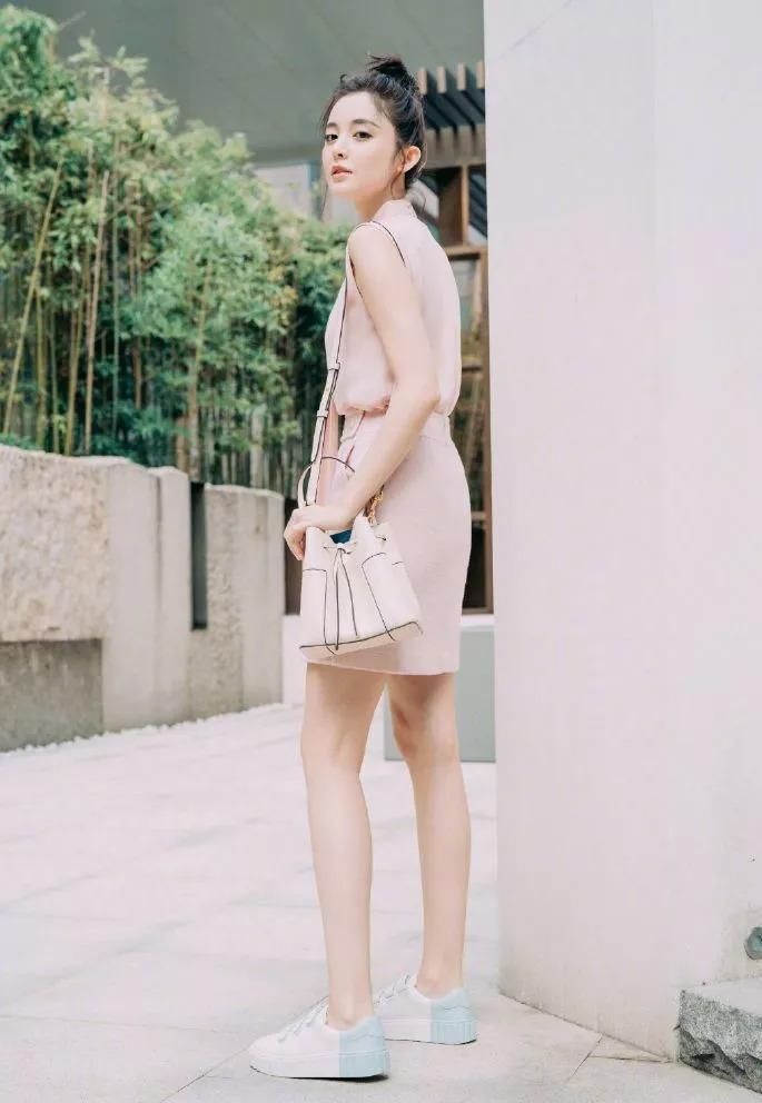 运动鞋搭配短裙能穿的这么美的，估计也就只有古力娜扎了