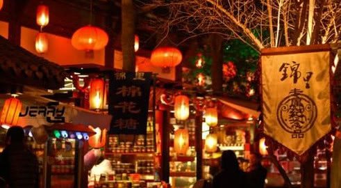 老外来中国旅游，到了晚上就不敢出去，导游：中国非常安全！