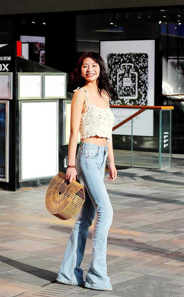 「小姐姐」美女街拍时尚优雅的小姐姐,紧身连衣裙的穿搭,尽显性感气质
