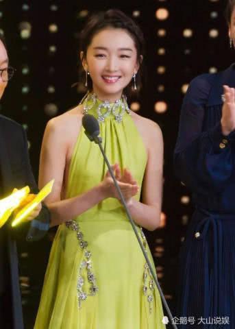 一直以为周冬雨就是干瘦，直到她穿这条露肩裙，肌肉藏不住了