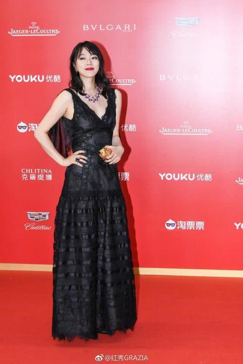 黄璐偏要穿小一码的抹胸裙,看这上半身都勒成什么样子了!