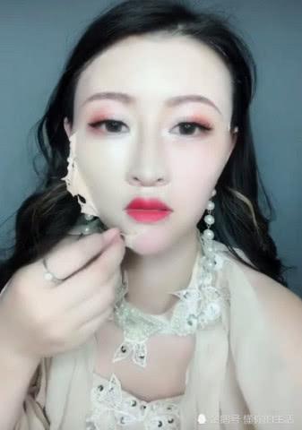 25岁小姐姐化妆去相亲，回家后撕掉假脸卸下美瞳假睫毛，变身45岁
