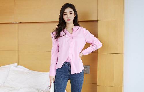 街拍，高颜值小姐姐穿小吊带搭配牛仔热裤，清纯又性感，十分耐看